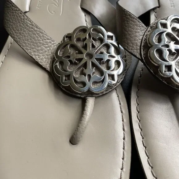 Brighton Alice Greige Leather Thong Sandal Ferrara Ornamentation Sz 9 Italy - Picture 3 of 10